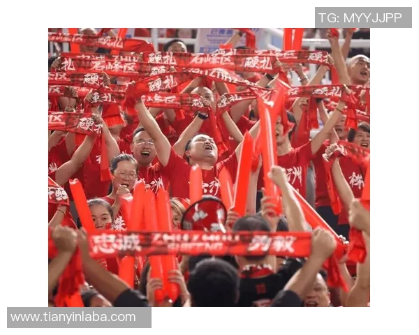 红色球星闪耀绿茵场 足球场上的激情与荣耀之战