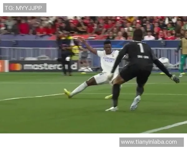 足球射门绝技合集：顶级球星精彩瞬间与破门时刻回顾