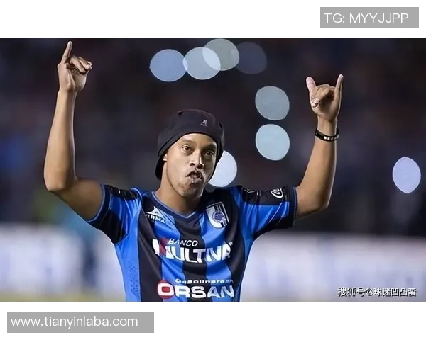 足球明星面具热潮揭秘：从偶像崇拜到文化符号的多元演绎