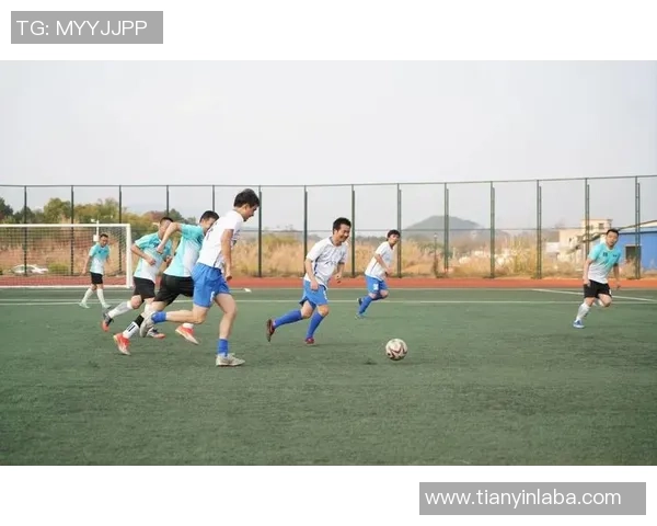 足球球星上演极限挑战展示炫酷射门技艺点燃全场激情