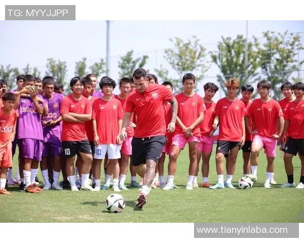 足球球星镜子反映真实自我背后故事揭示人生与赛场的深刻联系